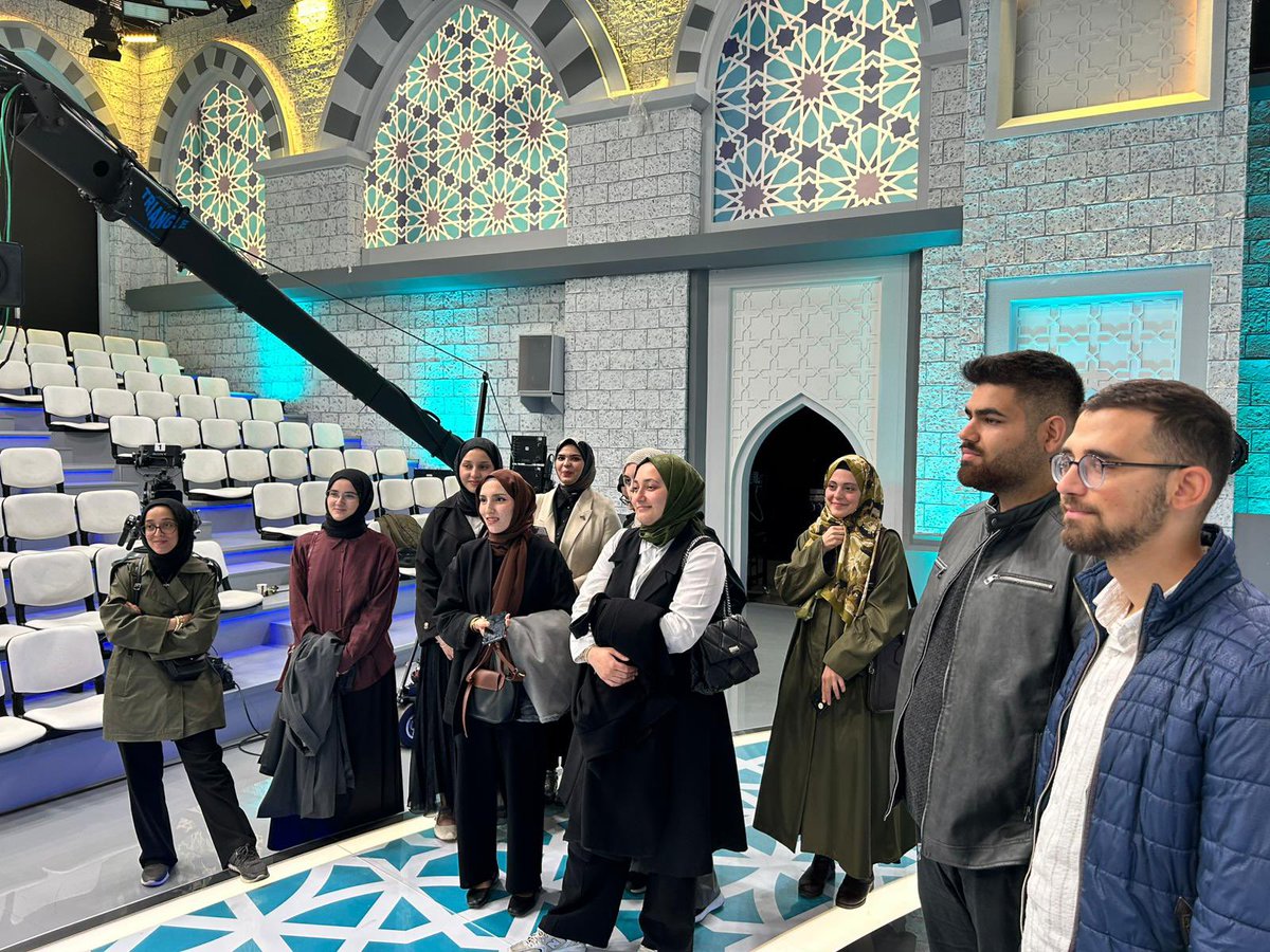 Medya Buluşmaları kapsamında, İletişim Platformu öğrencileri Turkuvaz Medya Grubu’nu ziyaret etti. Ziyaret süresince öğrenciler, medya yayıncılığı, içerik üretimi ve basın süreçlerine dair değerli bilgiler edindi. Program kapsamında ayrıca Vav TV stüdyolarında yayınlanan