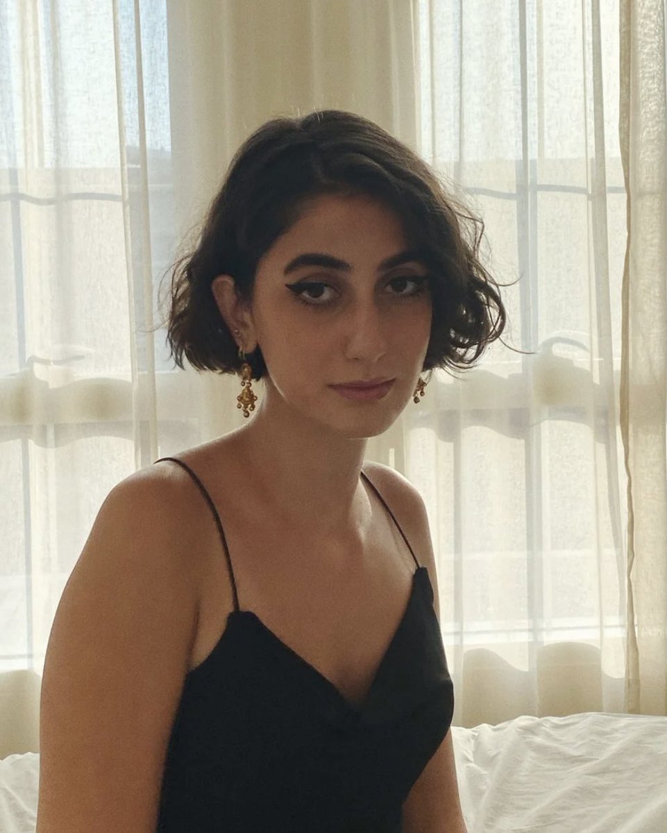 iacopo_melio's tweet image. Lei è Rama Duwaji, ha 28 anni ed è nata a Houston da genitori siriani, cresciuta poi tra Medio Oriente ed Emirati Arabi Uniti.

Ha studiato comunicazione visiva e arti visive conseguendo una laurea BFA presso la Virginia Commonwealth University (Campus di Richmond), dopodiché si…