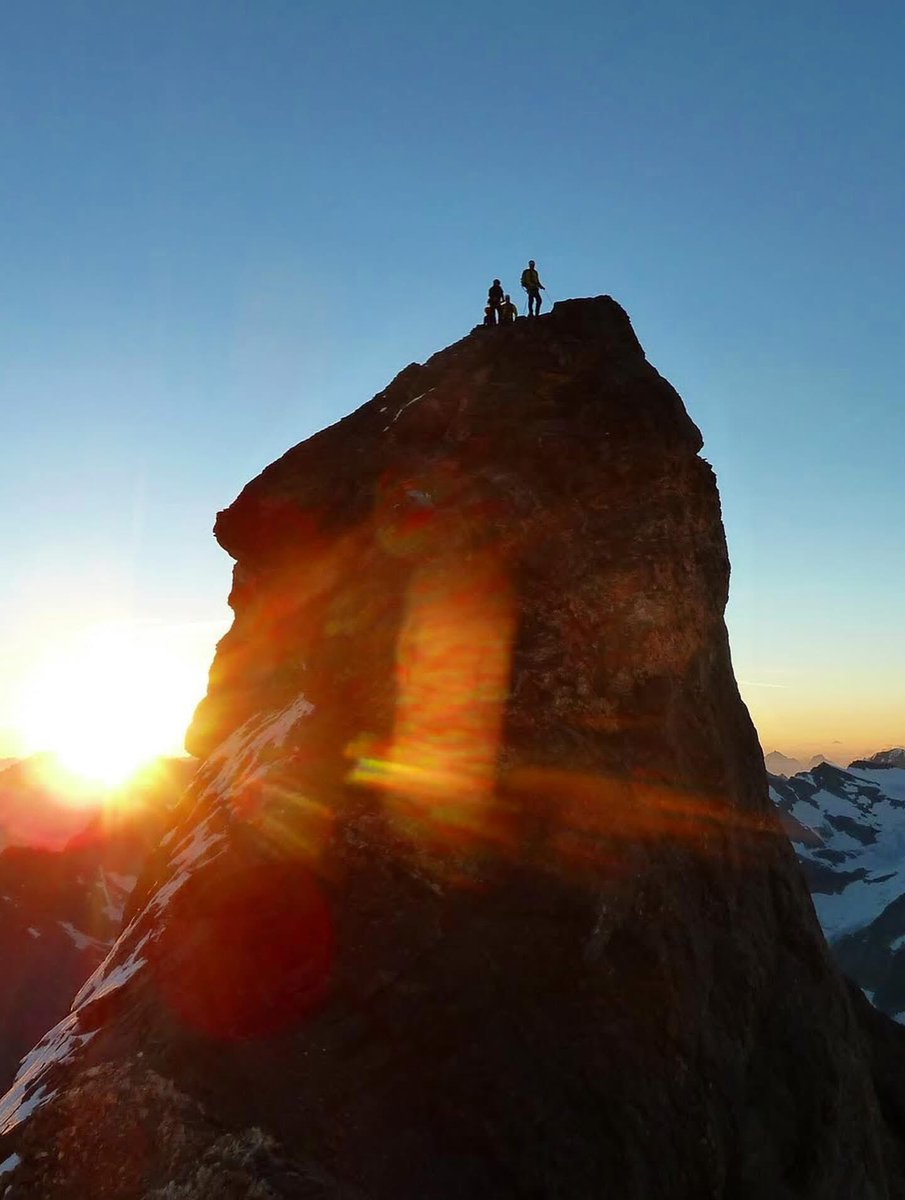 IcicleUK's tweet image. Eiger Sunrise 
🌄🏔️🎒❄️⛏️🇨🇭
Throwback to dawn moments in the summer on the climb of the Mittellegi ridge, to make a full traverse of the mountain, descending the South ridge.

〽️ icicle-mountaineering.ltd.uk/eiger.html

📍Eiger 3970m, Grindelwald 

#climbing #eiger #switzerland #grindelwald