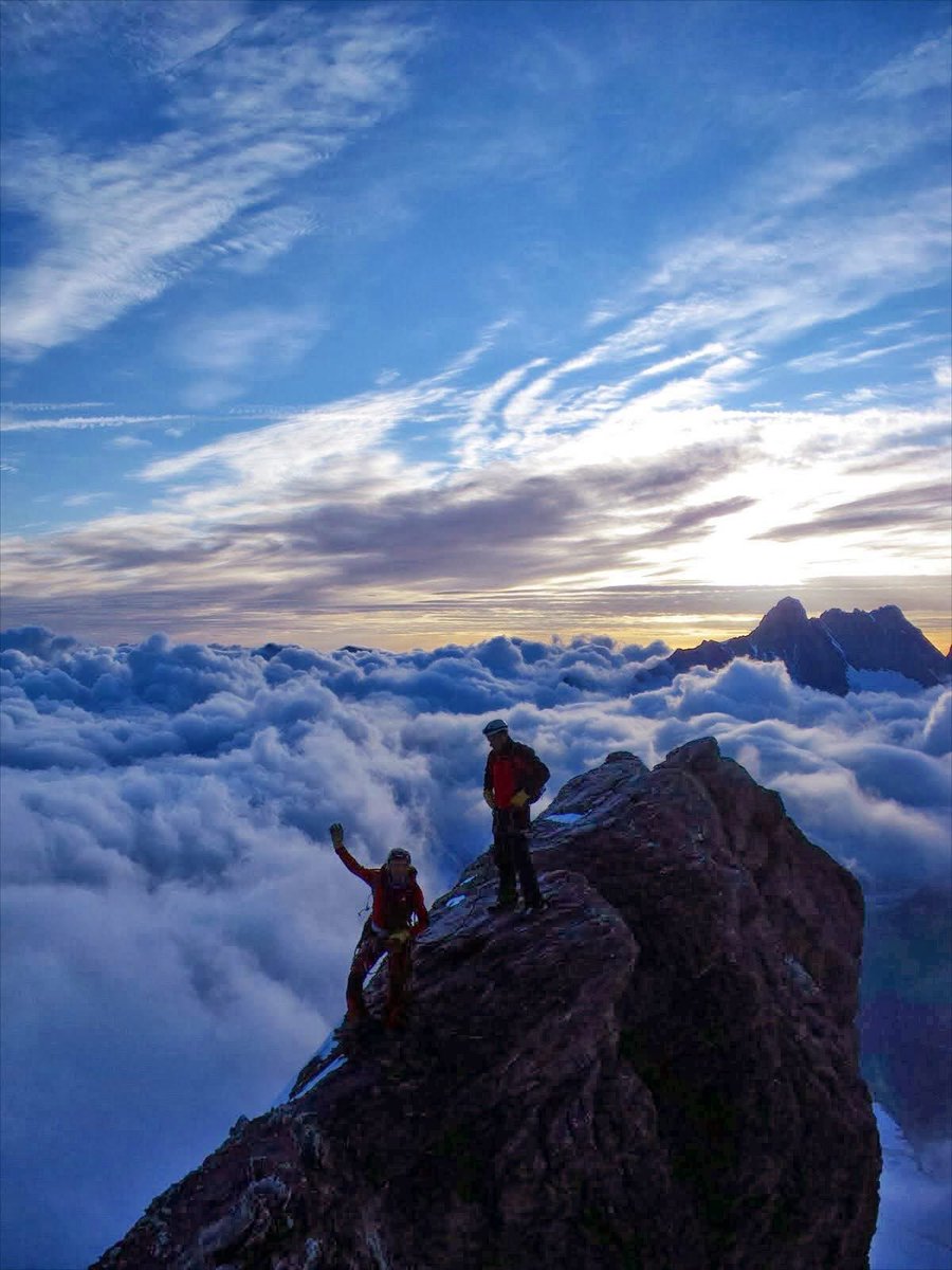 IcicleUK's tweet image. Eiger Sunrise 
🌄🏔️🎒❄️⛏️🇨🇭
Throwback to dawn moments in the summer on the climb of the Mittellegi ridge, to make a full traverse of the mountain, descending the South ridge.

〽️ icicle-mountaineering.ltd.uk/eiger.html

📍Eiger 3970m, Grindelwald 

#climbing #eiger #switzerland #grindelwald