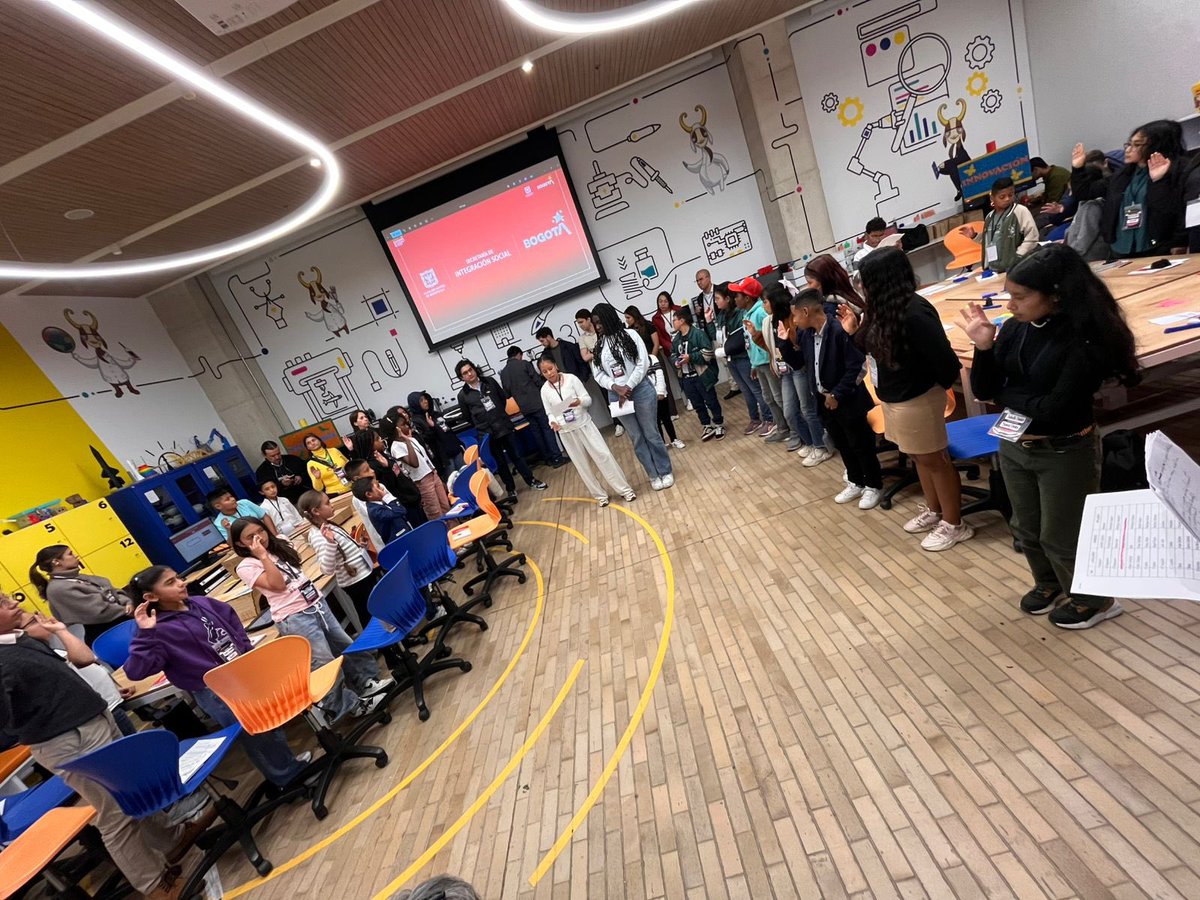 👧👦 ¡La niñez tomó la palabra!
Hoy vivimos la Tercera Sesión del Consejo Consultivo Distrital de Niños, Niñas y Adolescentes (CCDNNA), donde los nuevos 40 consejeros y consejeras asumieron su rol para el periodo 2025–2029. 💛❤️
#AquíSíPasa #NiñezParticipa