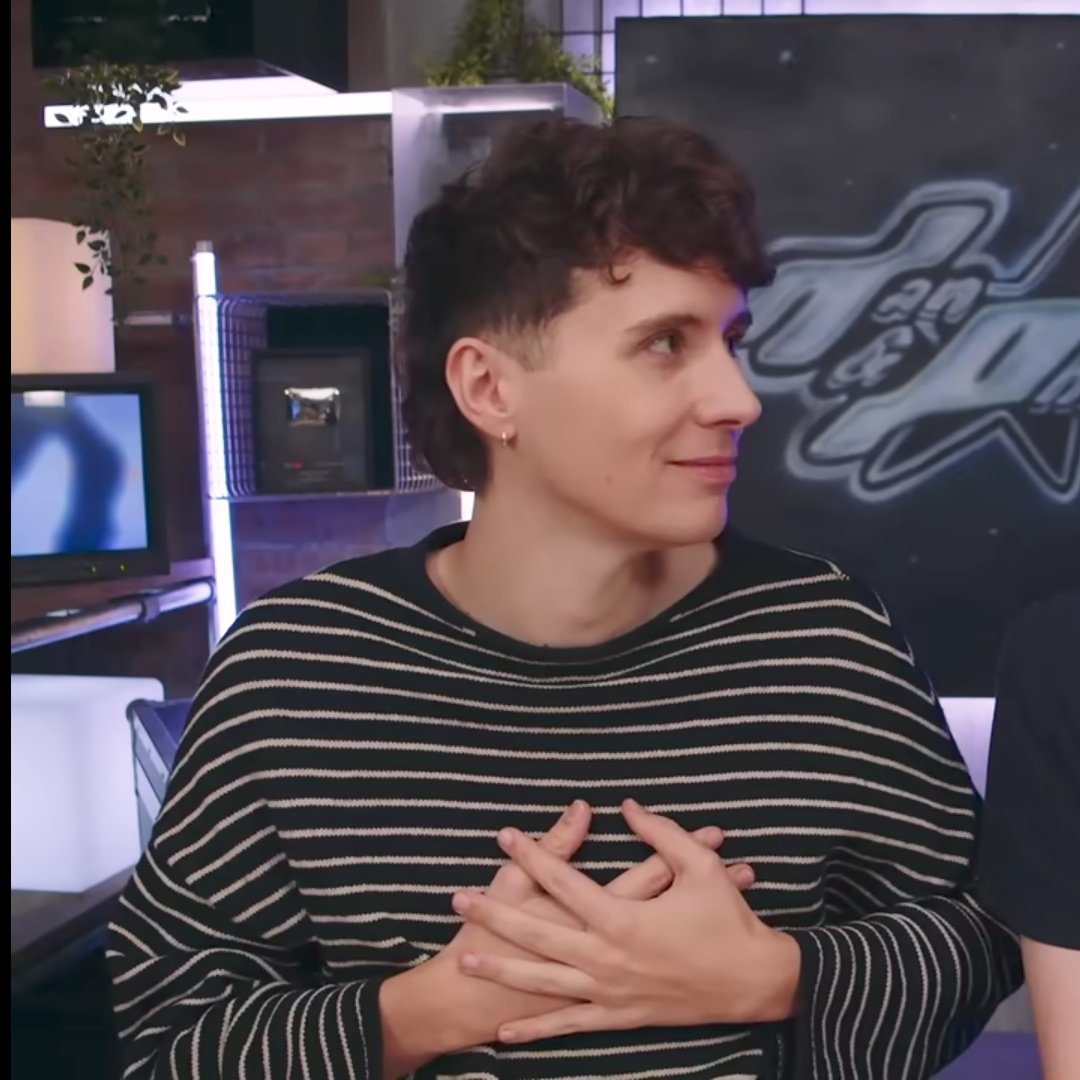 mothisnotonfire's tweet photo. dullet and striped jumper this is a good day https://t.co/FxAZ36kOF8