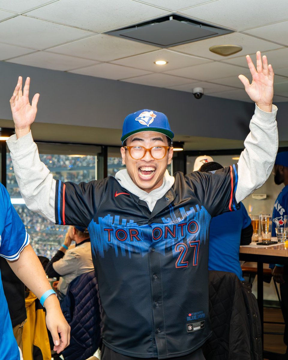 sportsnetgrill's tweet image. It’s not just a jersey… it’s a lifestyle. 💙❤️ #NationalJerseyDay 

#TorontoRaptors #TorontoMapleLeafs