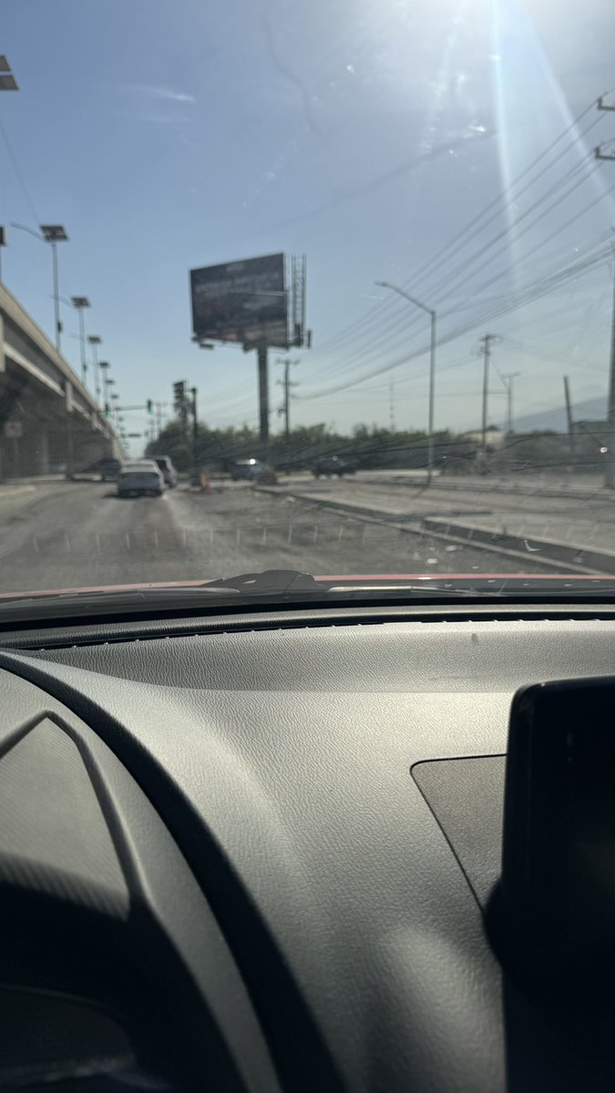 JudithMataa's tweet photo. @andresmijesmx  3 semanas mínimo tiene esa pipa ahí parada , Bloquearon la vuelta continua hacia concordia y el tráfico en esa lateral cada vez peor , 2:00 pm y no hay nadie trabajando. Si no van concluir una Obra mejor ni la inicien. @telediariomty Carr Laredo cruz Concordia. https://t.co/mmdOjXoCJ9