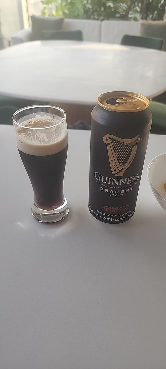 rapham1998's tweet image. Netflix me fez gastar 60 reais numa lata de cerveja HORRIVEL