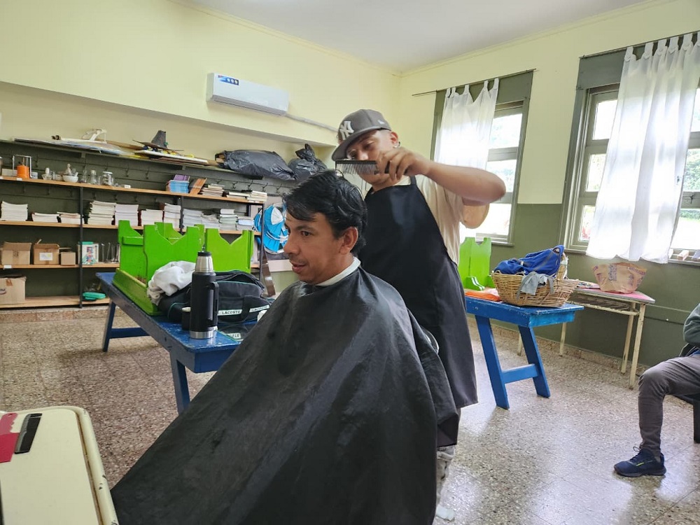 jorgekurrle's tweet image. El programa “#Estamos con #Vos” llegó a #Cerro #Azul con atención médica, asesoramiento y múltiples servicios para los vecinos 

Este viernes, Cerro Azul fue el destino elegido de un nuevo operativo del programa de Gobernación y coordinado por el IPLyC, Estamos con Vos. En esta