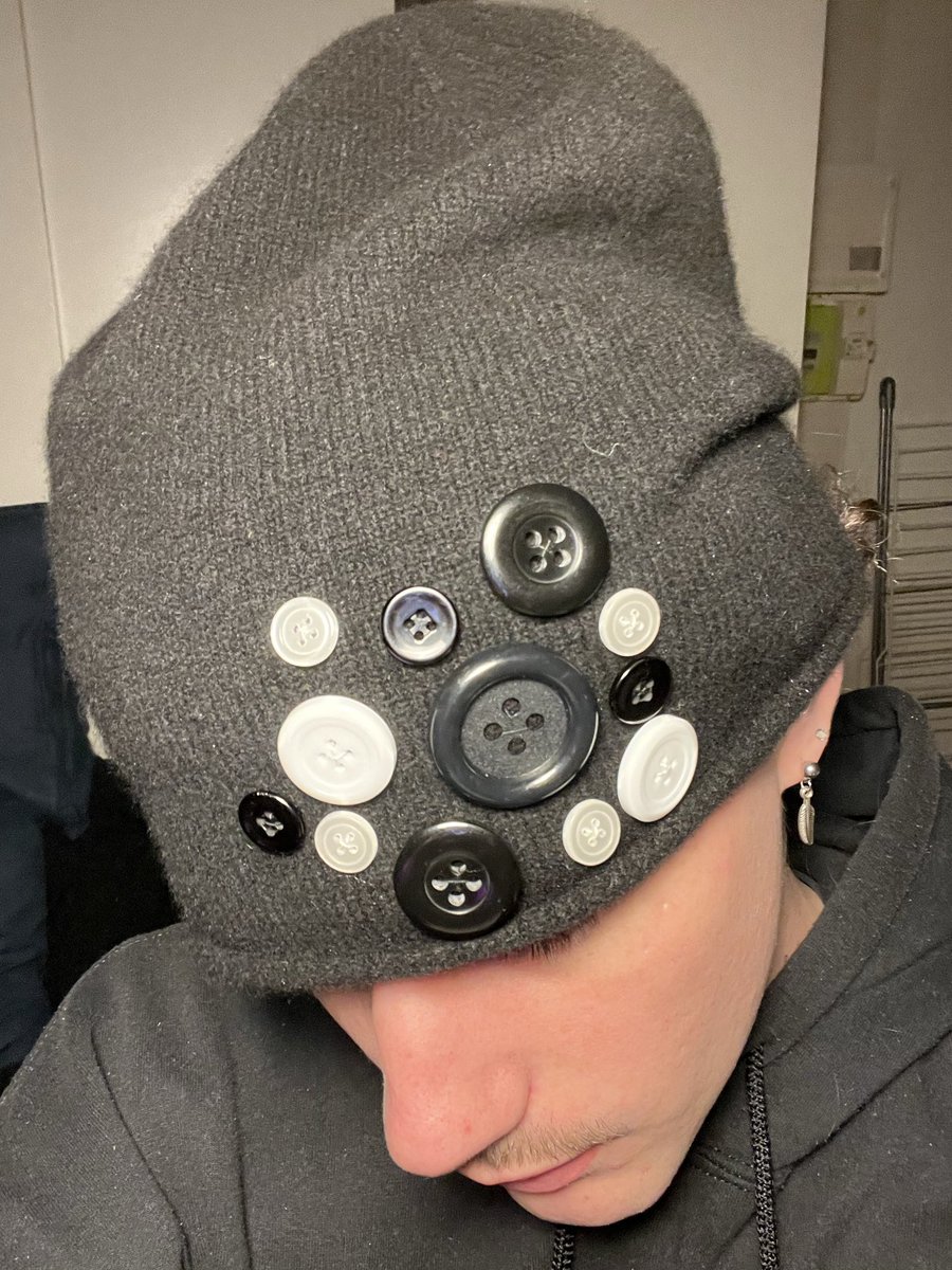 JE VEND UN BONNET CUSTOM 🫰🏼
Bonnet neuf + bouton neuf
Je prend des commandes si vous voulez une autre couleur pour le bonnet et pour les boutons:)
Prix en DM! Partagez si vous aimez bien !