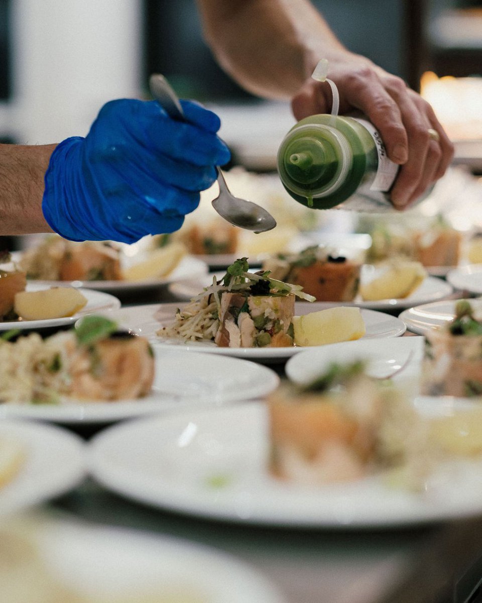 saltersevents's tweet image. Perfection doesn’t come from luck.
It comes from muscle memory, adrenaline, and a squeeze bottle of green gold.
We don’t do shortcuts. We do showstoppers.
#SaltersEvents #LondonCatering #LuxuryEvents