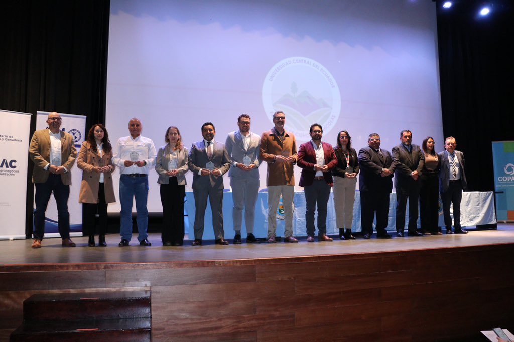 AgriculturaEc's tweet photo. 🎓 ¡Culminamos con éxito el Diplomado de Agronegocios y Comercialización Agropecuaria #ESAC! 🇪🇨🌱
Un espacio de formación y transformación que impulsa el desarrollo del campo ecuatoriano.
💪 Más de 275 participantes de todo el país fortalecieron sus capacidades en gestión de agronegocios, comercialización y acceso a mercados, consolidándose como una nueva generación de líderes rurales con visión empresarial, compromiso social y enfoque sostenible.
🤝 Este logro fue posible gracias al trabajo conjunto entre @lacentralec y al valioso apoyo de @PNUDEcuador, @Rikolto, @IICAEcuador, #triassudamerica, @Cipotato, @HeiferEcuador, @FAOenEspanol, @VVOBenEcuador, #AFDOfficiel, @AVSFlatam, @COPADE, #fundacionpachamamaec, @CorpFavoritaEc , y demás aliados comprometidos con el desarrollo agropecuario del país.
📈 La articulación entre Estado, academia y productores demuestra que el conocimiento compartido impulsa la innovación, fortalece los territorios y abre nuevas oportunidades para el desarrollo rural 🌾
🌍 Seguimos trabajando por un agro más innovador, competitivo y sostenible para transformar el futuro del país.
#ElNuevoEcuador