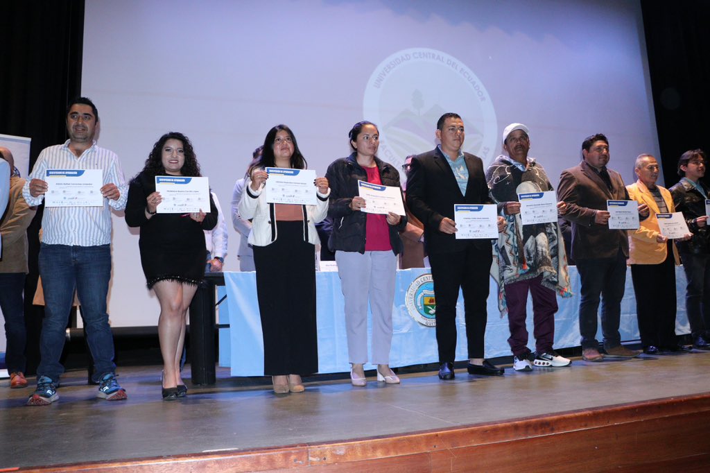 AgriculturaEc's tweet photo. 🎓 ¡Culminamos con éxito el Diplomado de Agronegocios y Comercialización Agropecuaria #ESAC! 🇪🇨🌱
Un espacio de formación y transformación que impulsa el desarrollo del campo ecuatoriano.
💪 Más de 275 participantes de todo el país fortalecieron sus capacidades en gestión de agronegocios, comercialización y acceso a mercados, consolidándose como una nueva generación de líderes rurales con visión empresarial, compromiso social y enfoque sostenible.
🤝 Este logro fue posible gracias al trabajo conjunto entre @lacentralec y al valioso apoyo de @PNUDEcuador, @Rikolto, @IICAEcuador, #triassudamerica, @Cipotato, @HeiferEcuador, @FAOenEspanol, @VVOBenEcuador, #AFDOfficiel, @AVSFlatam, @COPADE, #fundacionpachamamaec, @CorpFavoritaEc , y demás aliados comprometidos con el desarrollo agropecuario del país.
📈 La articulación entre Estado, academia y productores demuestra que el conocimiento compartido impulsa la innovación, fortalece los territorios y abre nuevas oportunidades para el desarrollo rural 🌾
🌍 Seguimos trabajando por un agro más innovador, competitivo y sostenible para transformar el futuro del país.
#ElNuevoEcuador