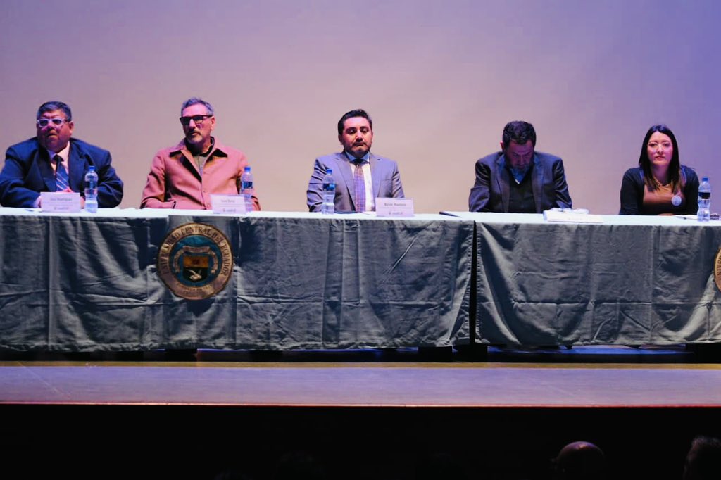 AgriculturaEc's tweet photo. 🎓 ¡Culminamos con éxito el Diplomado de Agronegocios y Comercialización Agropecuaria #ESAC! 🇪🇨🌱
Un espacio de formación y transformación que impulsa el desarrollo del campo ecuatoriano.
💪 Más de 275 participantes de todo el país fortalecieron sus capacidades en gestión de agronegocios, comercialización y acceso a mercados, consolidándose como una nueva generación de líderes rurales con visión empresarial, compromiso social y enfoque sostenible.
🤝 Este logro fue posible gracias al trabajo conjunto entre @lacentralec y al valioso apoyo de @PNUDEcuador, @Rikolto, @IICAEcuador, #triassudamerica, @Cipotato, @HeiferEcuador, @FAOenEspanol, @VVOBenEcuador, #AFDOfficiel, @AVSFlatam, @COPADE, #fundacionpachamamaec, @CorpFavoritaEc , y demás aliados comprometidos con el desarrollo agropecuario del país.
📈 La articulación entre Estado, academia y productores demuestra que el conocimiento compartido impulsa la innovación, fortalece los territorios y abre nuevas oportunidades para el desarrollo rural 🌾
🌍 Seguimos trabajando por un agro más innovador, competitivo y sostenible para transformar el futuro del país.
#ElNuevoEcuador