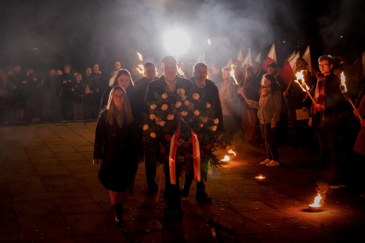 107 lat temu Polska odzyskała wolność. Tymczasowy Rząd Ludowy proklamował demokratyczną Republikę, o którą walczyły pokolenia polskich socjalistów. 

Przed Bramą Straceń oddaliśmy im hołd.