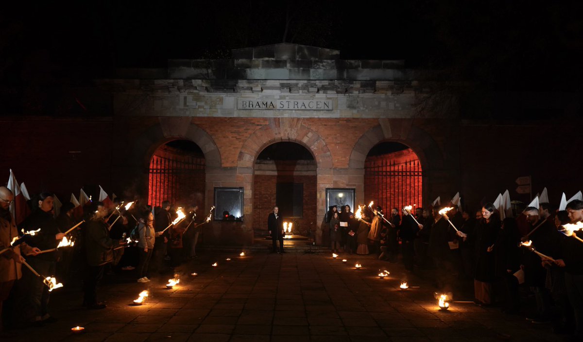 ZandbergRAZEM's tweet photo. 107 lat temu Polska odzyskała wolność. Tymczasowy Rząd Ludowy proklamował demokratyczną Republikę, o którą walczyły pokolenia polskich socjalistów. 

Przed Bramą Straceń oddaliśmy im hołd. https://t.co/fyDpUjVuqd