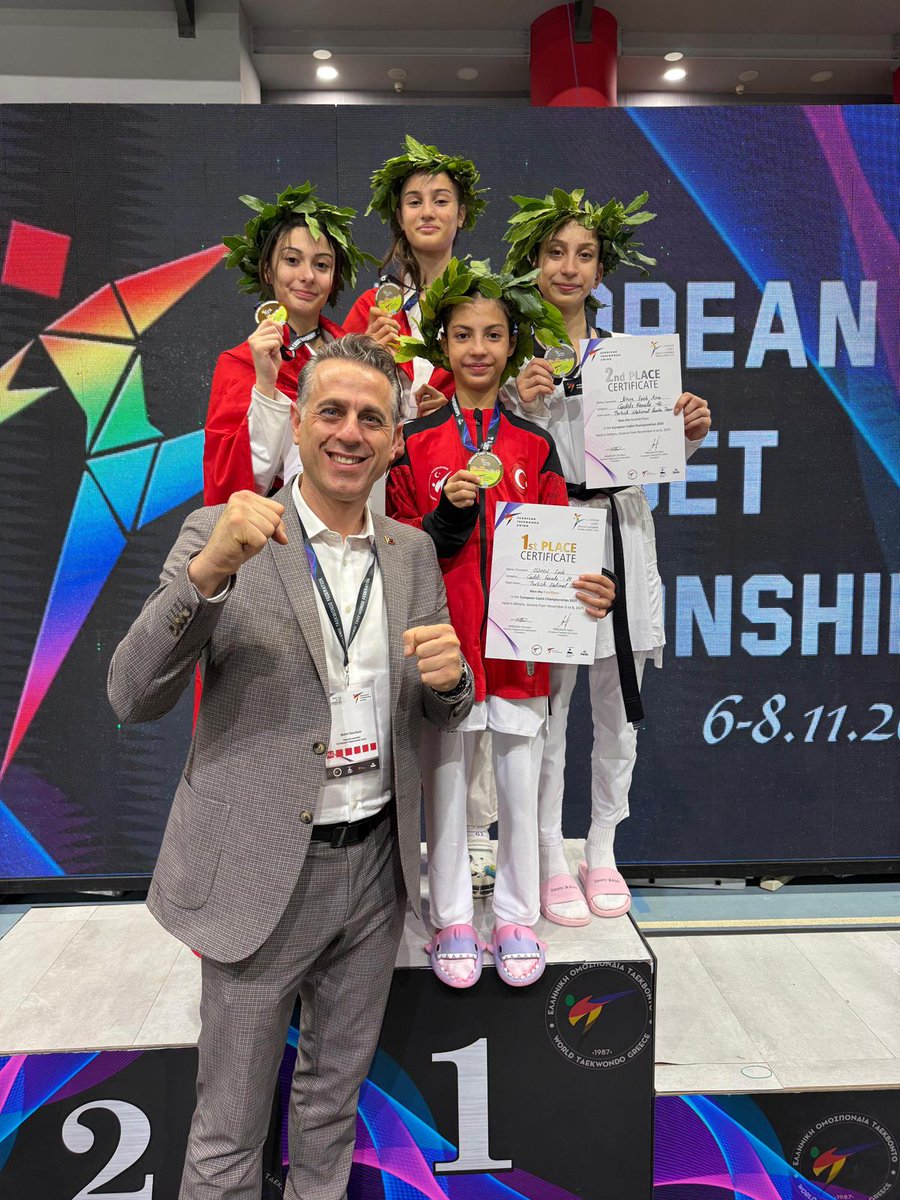 tkdfed's tweet photo. 🥇🥈🥉Avrupa Yıldızlar Taekwondo Şampiyonası'nın ikinci gününde kürsüye çıkma başarısı gösteren sporcularımız madalyalarını aldı.

Kızlar 51kg’da mücadele eden Sena Yılmaz ve 29kg’da İpek Özmen de altın madalya kazanmayı başardı. 41kg’da mücadele eden sporcularımızdan İpek Azra Kaya gümüş. İrem İşel ise bronz madalya elde etti.

Madalyalarını teslim alan sporcularımızı Federasyon Başkanımız Bahri Tanrıkulu ve teknik ekibimiz kutladı.👏🏻
