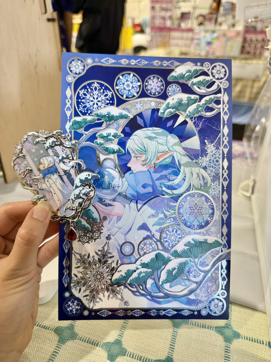 mieumiso's tweet image. I’ll tabling at AX Chibi today and this weekend! Some new winter themed frieren enamel pin + silver foil print ❄️
#axchibi #frieren #axchibi2025