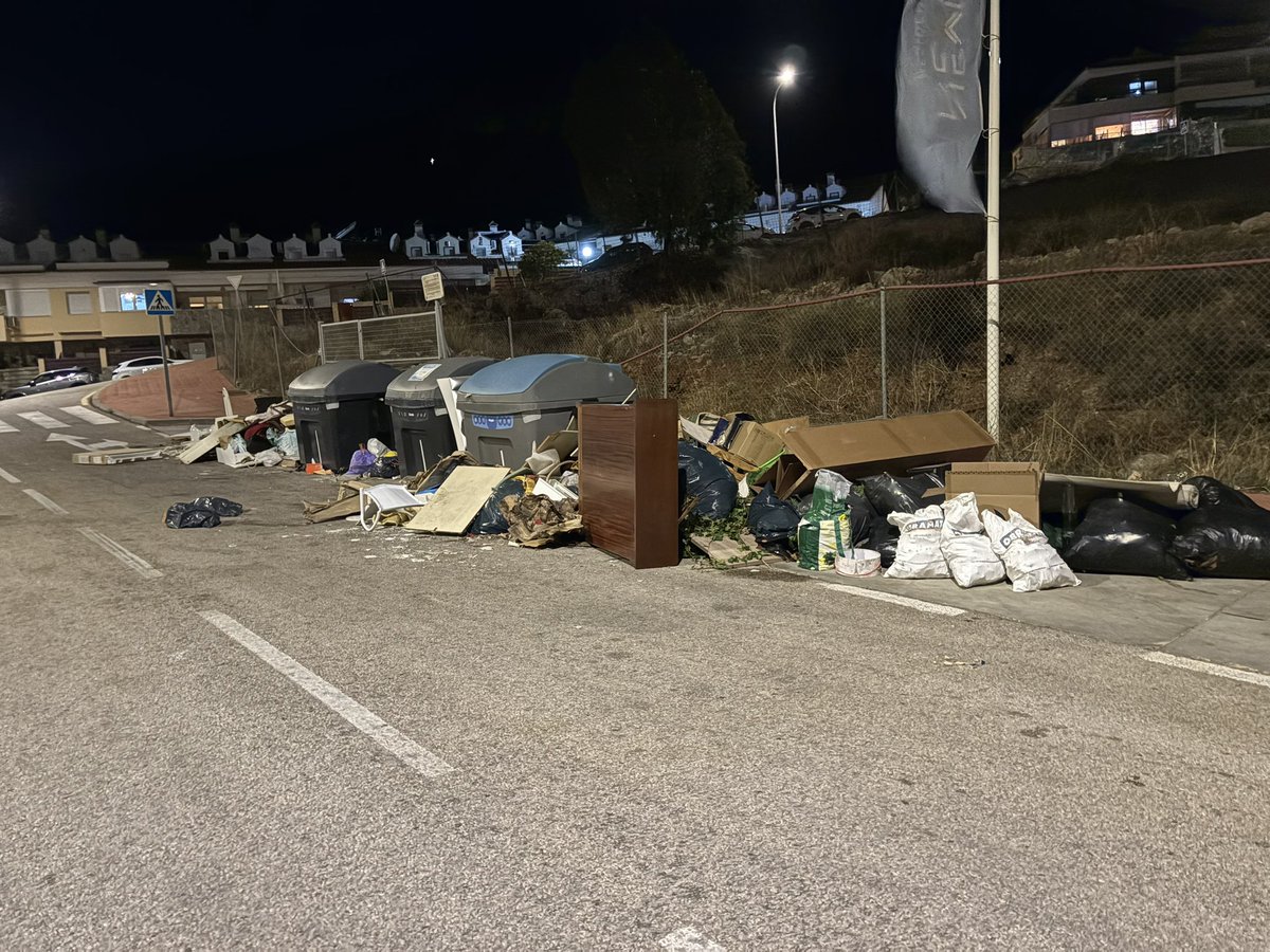 moises_herrero's tweet photo. Calle Aloe, Santangelo Norte, #benalmadena @BenalmadenaAyto  #benalmadenabrilla (por su ausencia…) https://t.co/6j0DIP9mKX