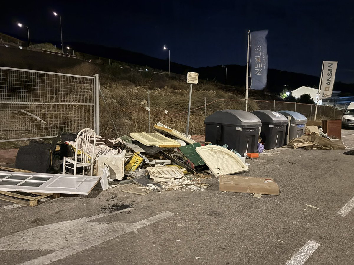 moises_herrero's tweet photo. Calle Aloe, Santangelo Norte, #benalmadena @BenalmadenaAyto  #benalmadenabrilla (por su ausencia…) https://t.co/6j0DIP9mKX