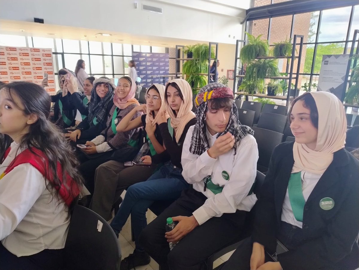 UCCoficial's tweet photo. Una vez más, el Campus de nuestra Universidad es sede del Modelo Regional de Naciones Unidas de @oajnu y @oajnucordoba, la simulación académica en la que estudiantes de colegios secundarios representan a países en debates sobre temas internacionales, y aplican las normas y el protocolo de la @ONU_es.
Nuestra Facultad de @PoliticaRRIIUCC trabaja y promueve, junto con @oajnucordoba y el @gobdecordoba, que las y los estudiantes que participan en estas jornadas desarrollen habilidades como la negociación, la oratoria y el trabajo en equipo, con el objetivo de que aprendan acerca del funcionamiento de las Naciones Unidas y la importancia del diálogo y el consenso para resolver conflictos globales.
¡Felicitaciones a las y los participantes!