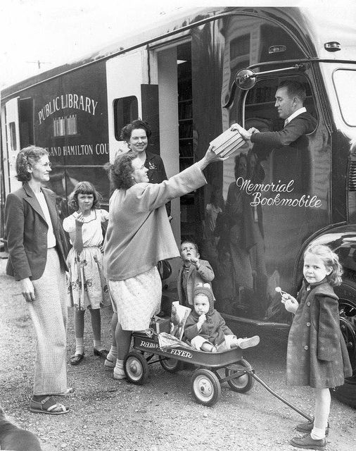 "Leer me ha salvado, no la vida sino el espíritu. Leer es protección y refugio en tiempos difíciles. Y en tiempos de paz y felicidad, leer sigue siendo refugio del espíritu. No asedia, acoge. No rechaza, se abre".
Catherine Clement