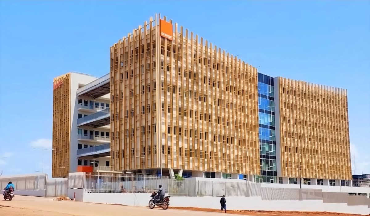 MoroccoInGUINEA's tweet image. 2/2 Cette cérémonie a été l’occasion pour l’Ambassadeur de féliciter le groupe marocain TGCC pour l’excellent travail réalisé dans la construction de cet ouvrage architectural iconique de Conakry. #Maroc #Guinée #TGCC