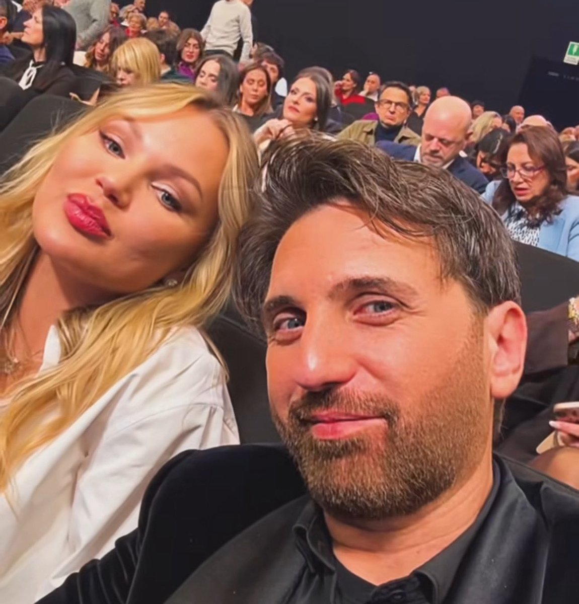AudreyDornez's tweet photo. Mamma Milva , papà Stefano, Giancarlo e Dasha presenti in studio per sostenerti🥰
Forza tesoro, col ❤️ siamo tutti con te!!!!🍀

#fiorde #taleequaleshow https://t.co/EEd7vVYvi9