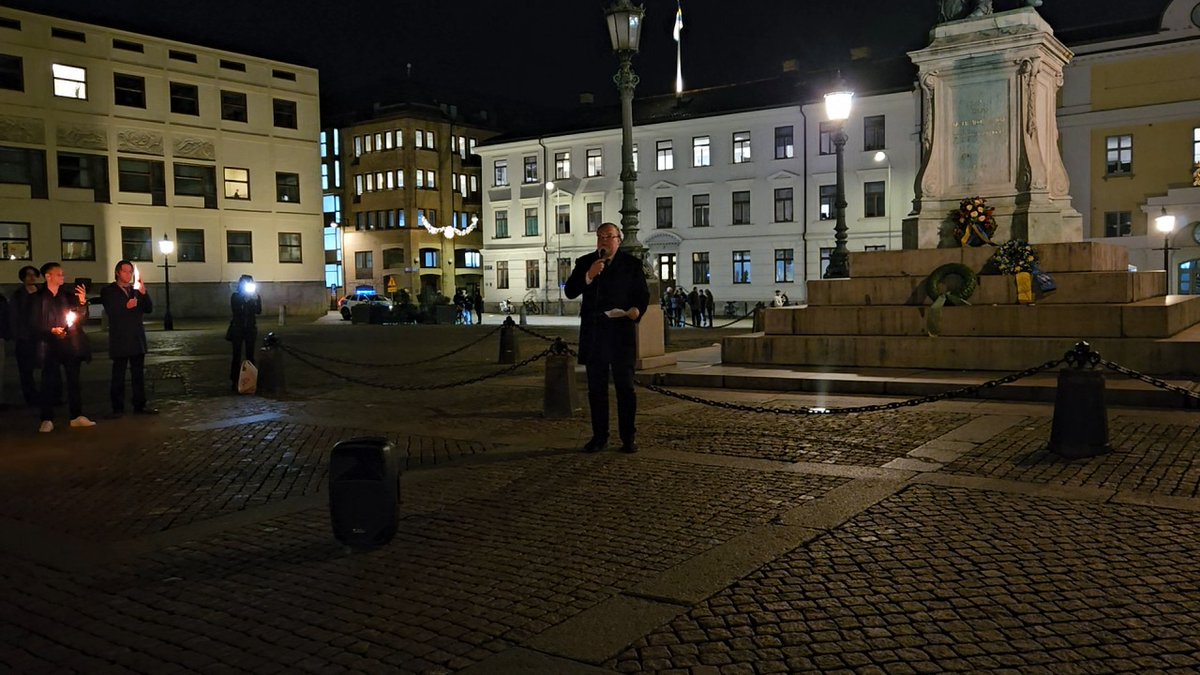 AfSGoteborg's tweet photo. På Gustav Adolfsdagen arrangerade vi fackeltåg och torgmöte vilket har blivit ett återupplivande av traditioner kring dagen. 🇸🇪

Tal hölls av Mikael Jansson och Gustav Kasselstrand. 🎤

Se videon här: https://t.co/FkFJEVxgFj 🎥 https://t.co/zIRJnjk8Qe