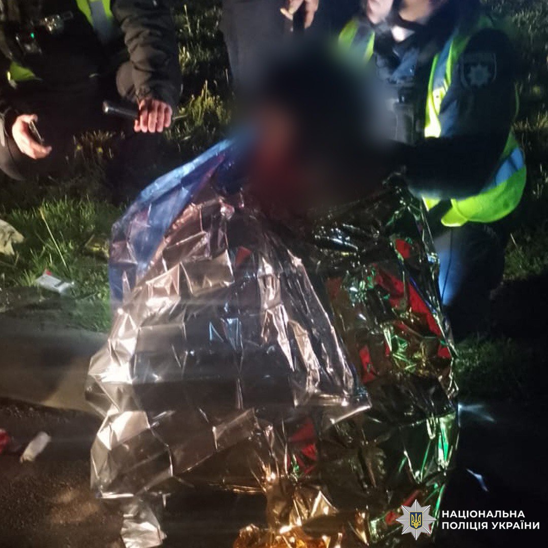 Russians struck a gas station in Kharkiv region with glide bombs: five people were injured, police report‼️

Two women, two men, and a police officer who was on duty were taken to the hospital.