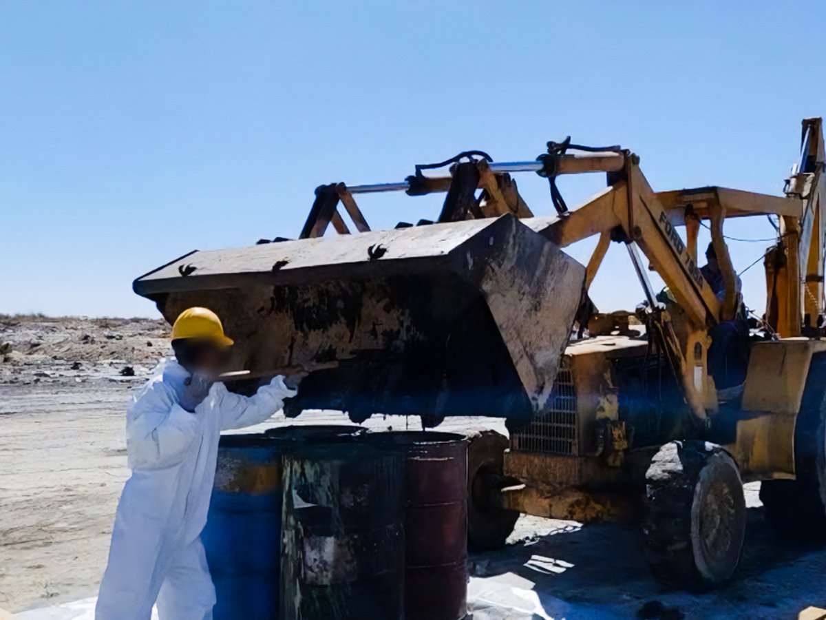 La Profepa atendió un derrame de aceite sobre suelo natural, próximo a una zona de manglar, en Comondú, Baja California Sur, la cual abarcaba 1,500 metros cuadrados.
Actualmente, gracias a una colaboración con la <a href="/FGRMexico/">FGR México</a>, se llevan a cabo trabajos de limpieza para remover,