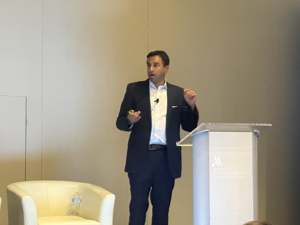 During a #breakoutsession at #LUGPA2025, Dr. Tom Jayram highlights recommendations on building a successful #bladdercancer program to support new technologies. “Having a multi-disciplinary team is the most impactful clinical piece you can develop.”

<a href="/TomJayram/">Tom Jayram</a>