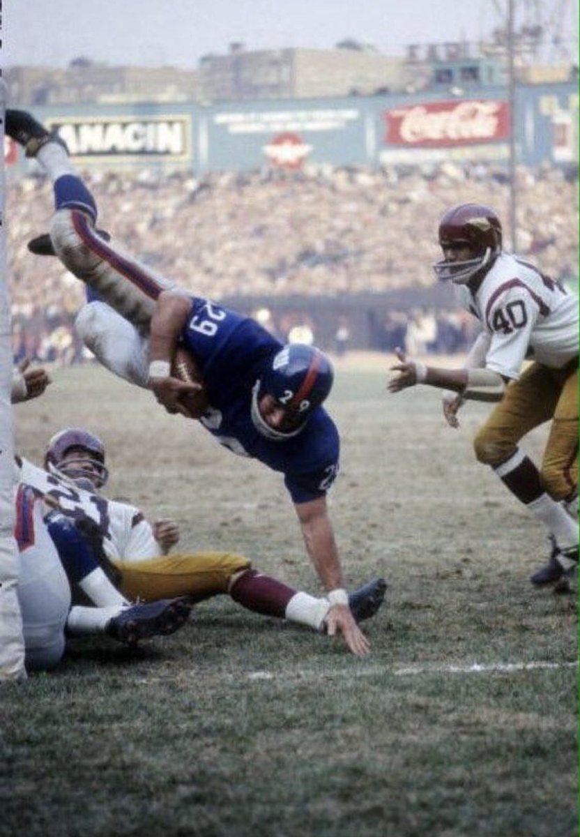 VanderlansJim's tweet image. November 7, 1965 - New York #Giants RB Chuck Mercein in action during their game against the Washington #Redskins at Yankee Stadium. #Washington defeated #NewYork 23-7.
#NFL #OTD #1960s #NYGiants #RaiseHail