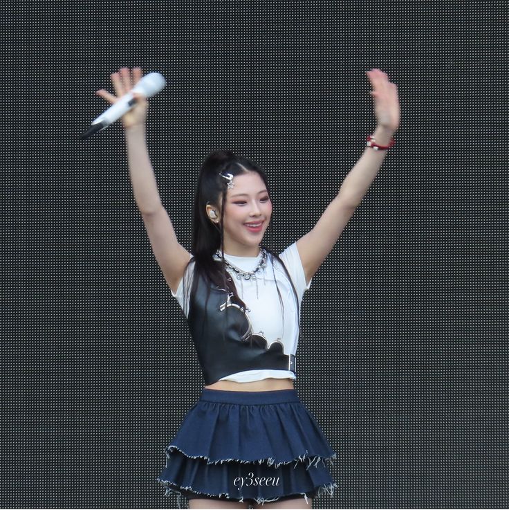 wnonwuo's tweet photo. ️️ ️️ ️️️️ ️️
Sang dara maju satu langkah, tak lepas dengan senyumnya yang merekah. Kepalanya mengangguk kepada Lloyd selaku partner lalu menyapa khalayak di depan.

"Annyeong, yorobun! Masih semangat untuk dengar satu-dua patah kata lagi, kan?"
️️ ️️ ️️️️ ️️ https://t.co/vzbvkTuLTj