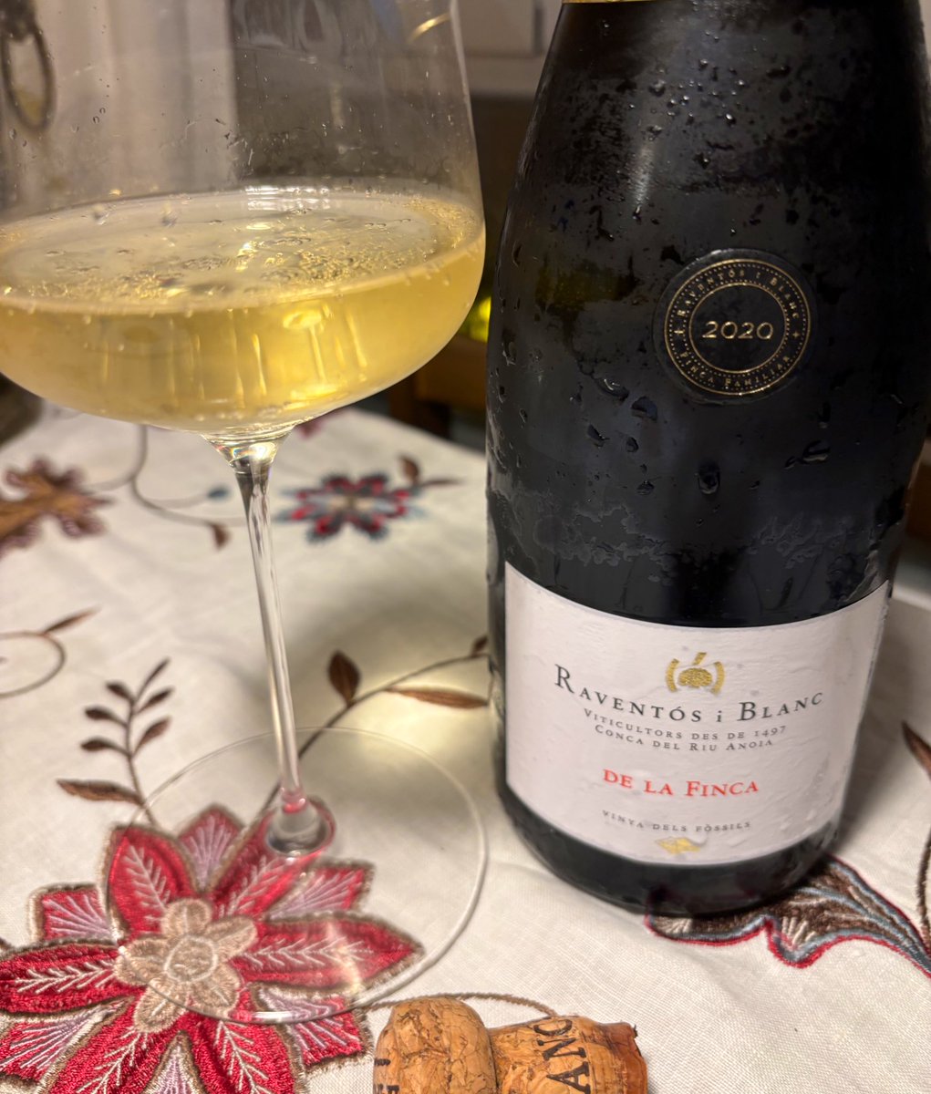 Cuando tienes un excelente producto lo importante es no joderlo.
Steak tartar de solomillo (trozos con mordida y aliño discreto), flor de alcachofa y patatas fritas con lima, salsa Perrin's y chile en polvo, acompañados de un cava más que cumplidor.
La cena de hoy en Ca Neri.