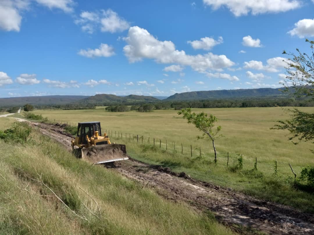Continuamos la recuperación en #Guantánamo tras el paso del huracán Melissa. Recorrimos, junto al Ministro de Industria Eloy Álvarez Martínez, el vial hacia Maca en Niceto Pérez, muy afectado por el meteoro y que mantiene incomunicado a otros barrios colindantes.
#UnidosXCuba