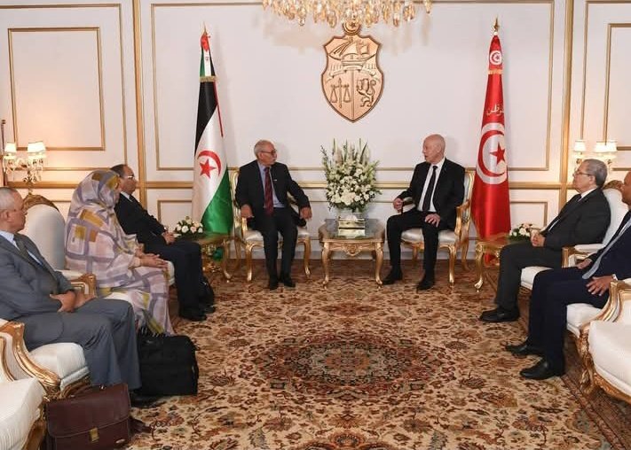 jAKF1sV0yWcmU9m's tweet image. وحنا فرحانين بالقرار الاممي لا يجب ننسى أنه عندما اشتد الخناق على البوليساريو وبلغت عزلتها الدولية مستوى غير مسبوق قررت تونس التطوع لنجدتها وإخراجها من دائرة النسيان وبذلك تكون قد منحتها نفس سياسي ومعنوي جديد كانت في أمس الحاجة إليه....لايجب أن ننسى أو نتناسى تلك الطعنة ...