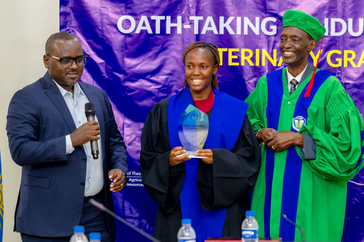 RwandaVets1's tweet photo. Today at #MINAGRI HQ ,the #RCVD National Council Board inducted and welcomed 57 new veterinary doctors class 2024/2025 into the profession.

They also took the #Veterinarian’s Oath.The event was presided over by the Hon.Minister of State @RwandaAgri,Dr @T_Ndabamenye.@Uni_Rwanda https://t.co/L9rOkwSdAn