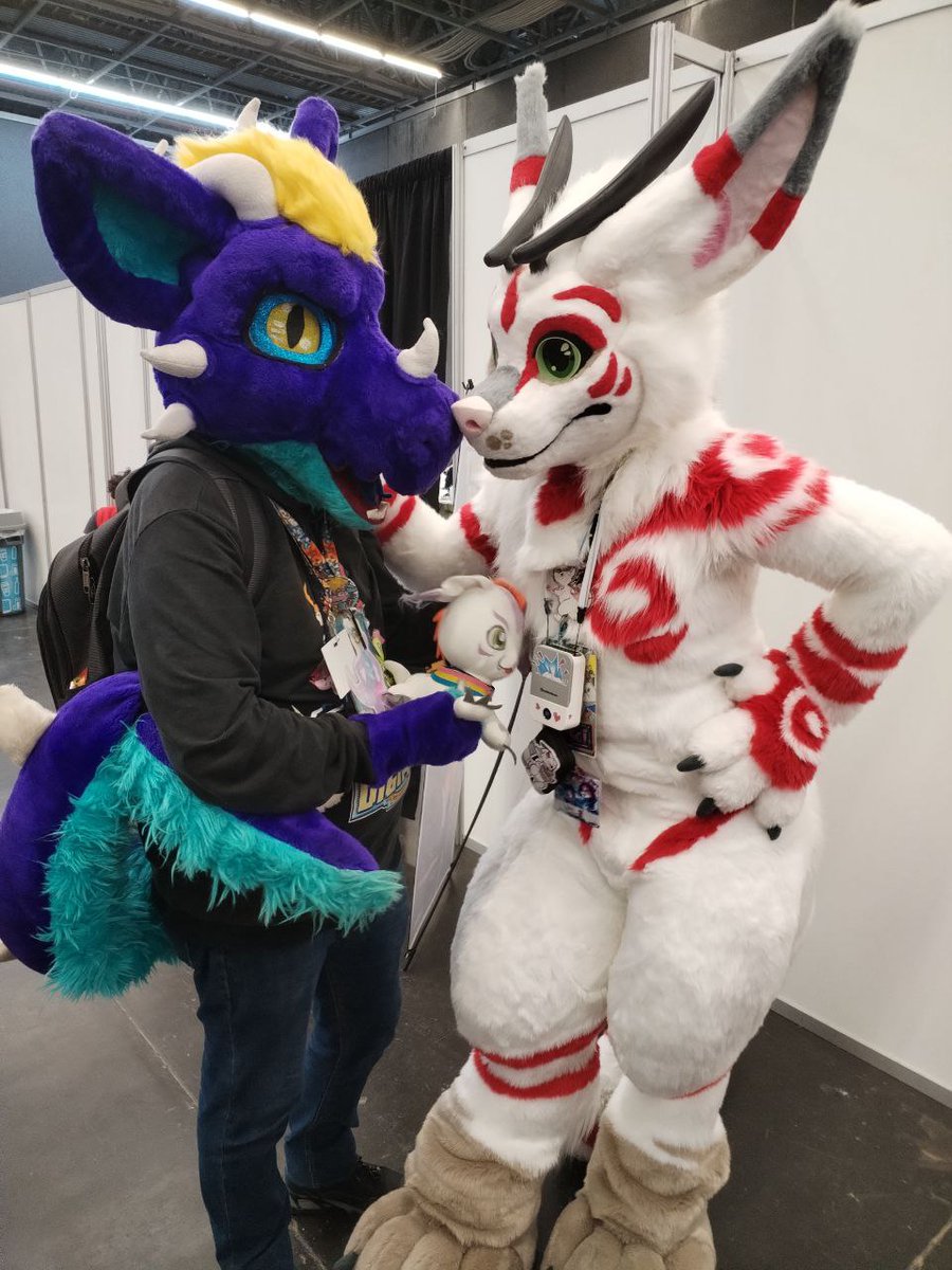 Feliz #fursuitfriday con el hermoso dragón <a href="/TiesciFluff/">Tiesci</a> en Confuror 
Siempre es genial volverme a encontrar con él a este Kobold le encanta el gran dragón 
~Yip yip