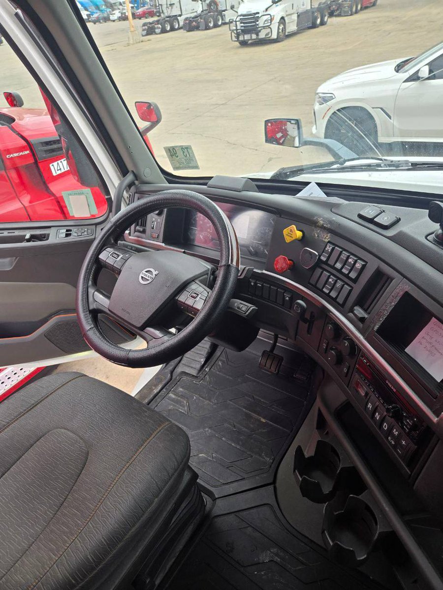 Bullbuilder0's tweet image. Truck for sale ❗️❗️❗️

- Volvo VNL 760
- 2020
- 425 HP
- 682K miles
- APU
- asking $30K 
- Selling as is you can come and check the truck located in Montgomery,  IL
- Clean title
 Contact via Zangi &amp;gt;&amp;gt;
1857364170