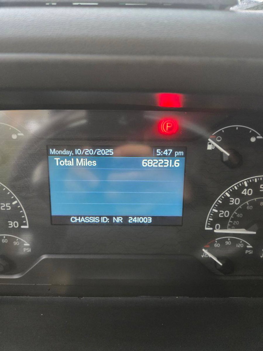 Bullbuilder0's tweet image. Truck for sale ❗️❗️❗️

- Volvo VNL 760
- 2020
- 425 HP
- 682K miles
- APU
- asking $30K 
- Selling as is you can come and check the truck located in Montgomery,  IL
- Clean title
 Contact via Zangi &amp;gt;&amp;gt;
1857364170