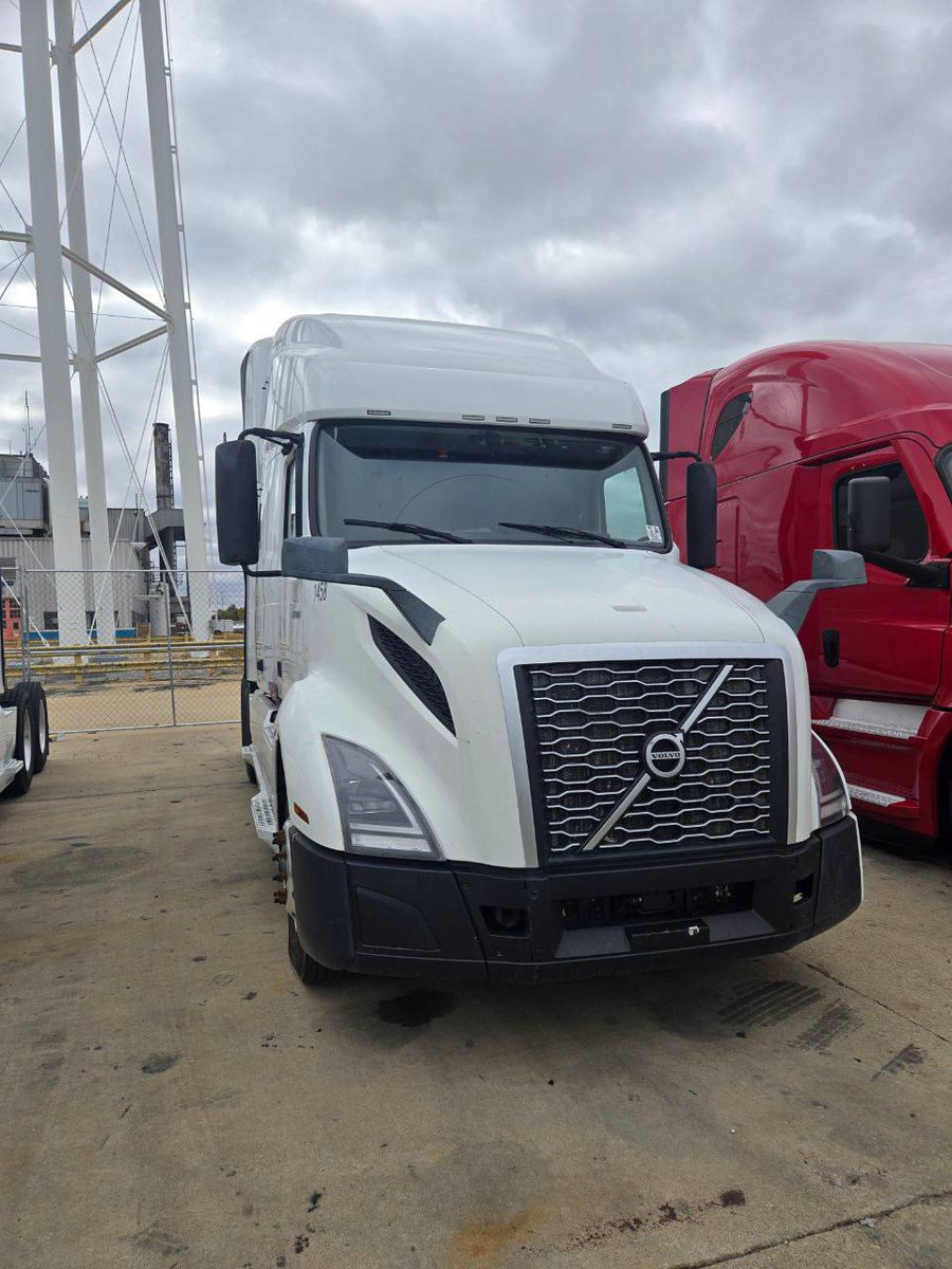 Bullbuilder0's tweet image. Truck for sale ❗️❗️❗️

- Volvo VNL 760
- 2020
- 425 HP
- 682K miles
- APU
- asking $30K 
- Selling as is you can come and check the truck located in Montgomery,  IL
- Clean title
 Contact via Zangi &amp;gt;&amp;gt;
1857364170