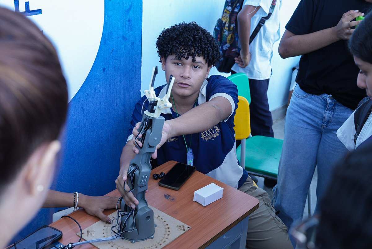 AlcaldiaVpar's tweet image. El talento, la creatividad y el compromiso científico de los estudiantes se destaca en el Segundo Encuentro de Investigación Alfonsista que se realiza en la Institución Educativa Alfonso López Pumarejo de Valledupar.