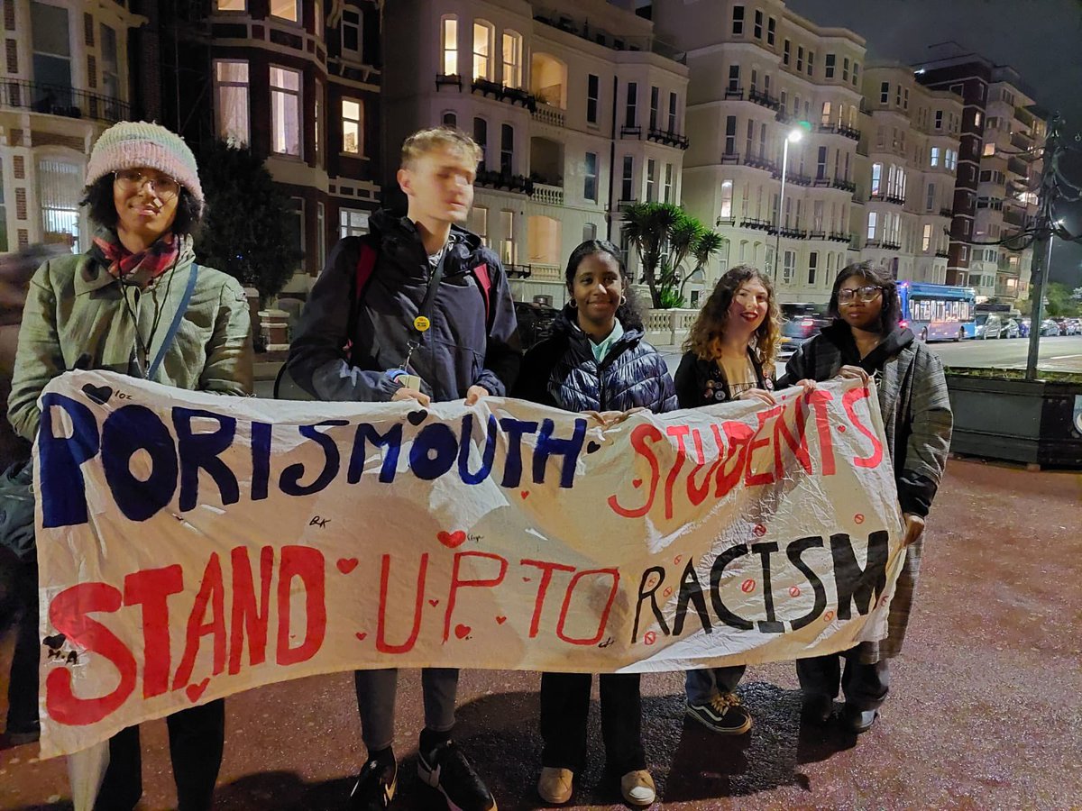 AntiRacismDay's tweet photo. Massive well done to antifascists in #Portsmouth tonight outnumbering the far right 3 - 1 &amp; remembering those who gave their lives in the fight against fascism 80 years ago #RefugeesAreNotToBlame https://t.co/ZDLxWROo37