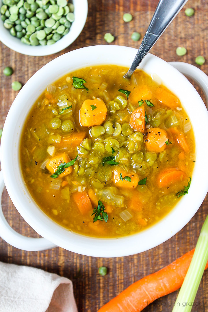 This #Vegan Split Pea Soup is loaded with flavor, protein, and pure nourishment — about 20g of plant protein in each serving! 💪🌿
Made with simple, affordable ingredients. Keep it hearty &amp; chunky or blend it silky-smooth. Either way, it’s a winner. 🧡
thegardengrazer.com/vegan-split-pe…