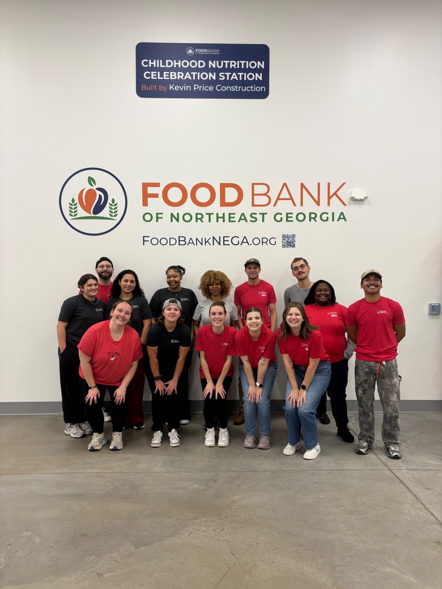 ugapadp's tweet image. Thank you to our faculty, staff, and students that came to volunteer with us today at the Food Bank of Northeast Georgia!  This morning, we packed over 200 bags of food donations to support families across our community. #UGASPIA #UGAMPA #CommitTo #PublicService