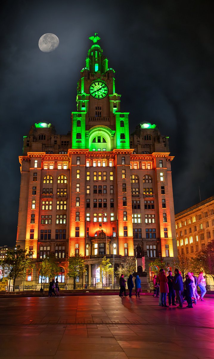 LiverpoolVista's tweet image. Moon over the Pier Head, #Liverpool. Goodnight folks. Have a great weekend.