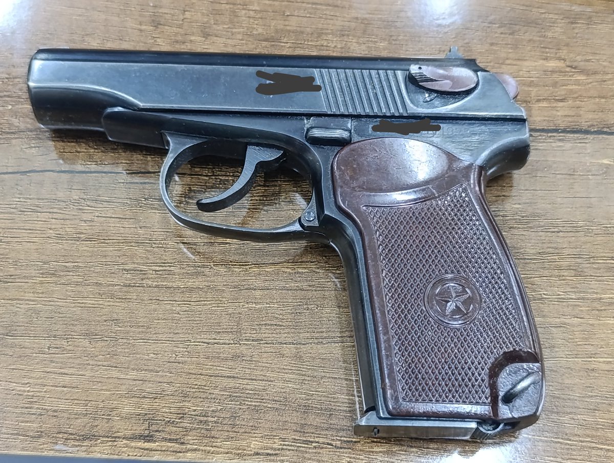 fov_engineer's tweet image. صنع هذا المسدس عام 1975، وبقي خمسين عاماً في التخزين حتى وصلني &quot;جديداً&quot;، ومثله بندقيتي.
معظم الأعتدة تصنع ويصنع معها منظومة حفظ وتخزين سواء وحدات وعلب تخزين مقاومة للعوامل المختلفة وحتى شروط التخزين والصيانة.
فنادراً ما يستعمل سلاح مباشرة بعد تصنيعه، وقد تستمر فترة التخزين لعقود.