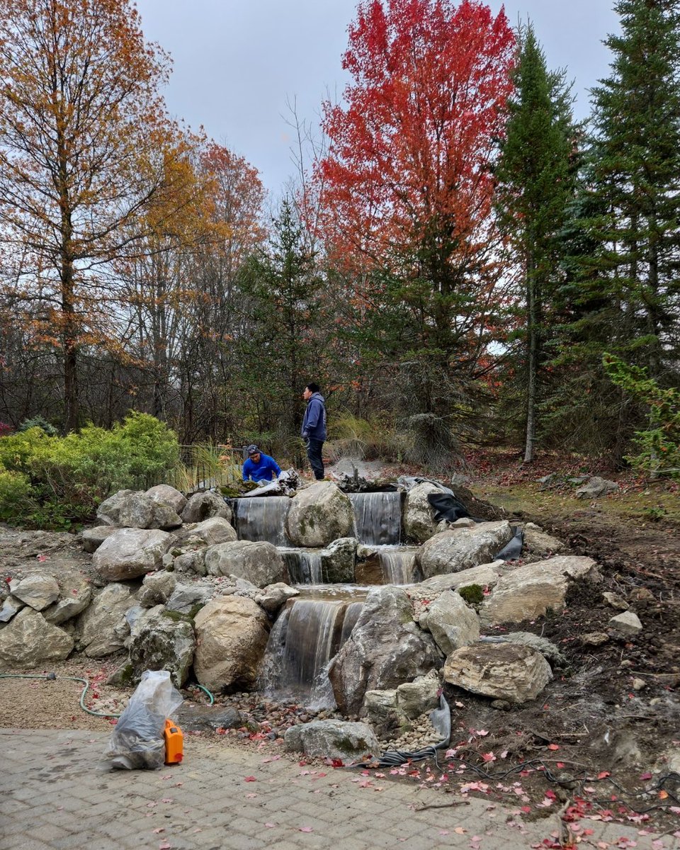 GardenStateKoi's tweet image. Putting the finishing touches on this pondless waterfall! 💧🌿 Nothing better than seeing it all come together. #PondlessWaterfall #BackyardOasis #LandscapeDesign