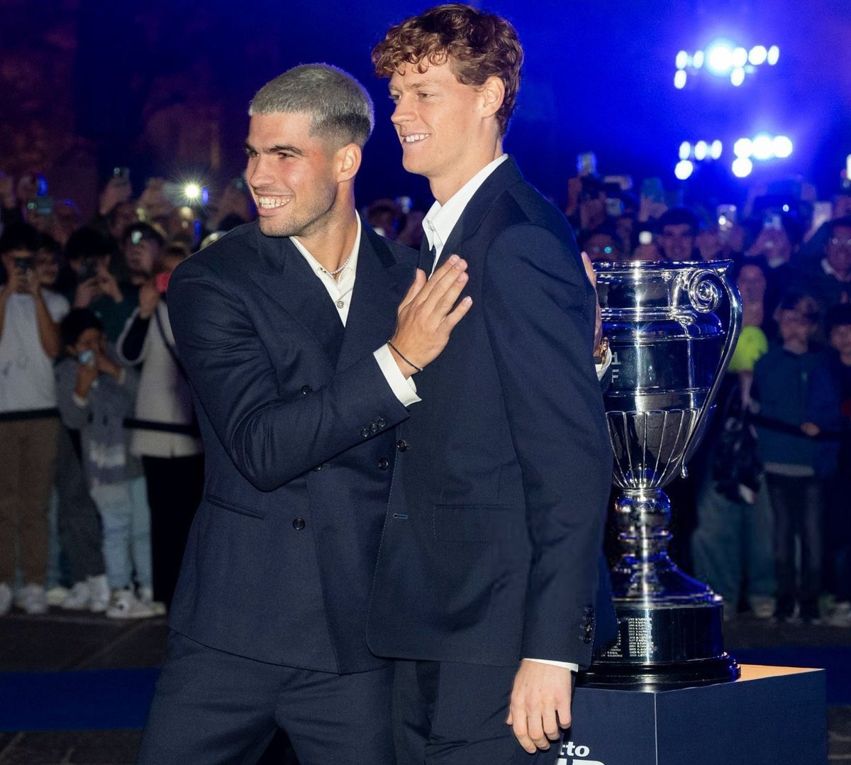 sincaragain's tweet photo. practice together, jan speaking spanish, carlos jumping the net for a hug, a selfie, joint post on insta, video with the trophy, another post, lots of giggles and more

is this a real day that actually happened? https://t.co/23awLStMcJ