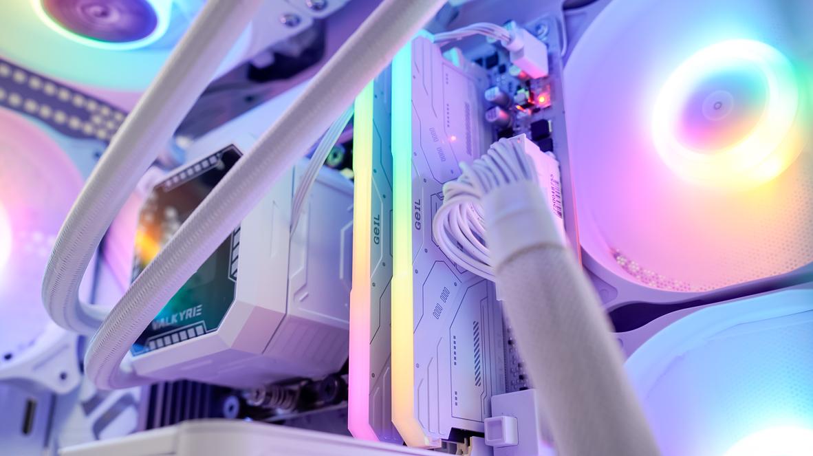 GeILMemory's tweet image. See the stunning lighting from any angle!
With its 120° wide-angle light bar design, the Gemini RGB TUF Gaming Alliance series delivers brilliant, dynamic lighting effects that fill your setup with a sci-fi vibe.

📸 by: blog.naver.com/danawa02/22398…