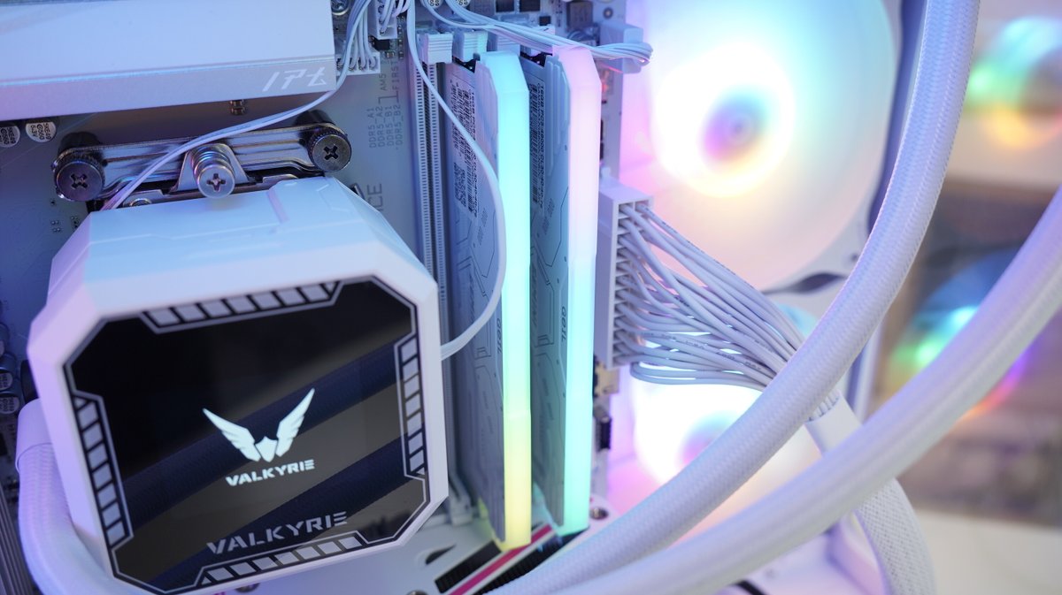 GeILMemory's tweet image. See the stunning lighting from any angle!
With its 120° wide-angle light bar design, the Gemini RGB TUF Gaming Alliance series delivers brilliant, dynamic lighting effects that fill your setup with a sci-fi vibe.

📸 by: blog.naver.com/danawa02/22398…