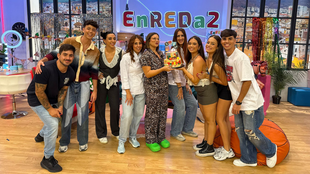 "EnREDa2" celebra su cuarto aniversario🎂 con el actor Carlos Scholz y la creadora de contenidos Abi Power

🗣️ <a href="/EnREDa2CS/">EnREDa2 | Canal Sur</a> | <a href="/carlosscholz1/">CARLOS SCHOLZ</a> | <a href="/AbiPower/">Abi Power</a>

🗓️ Sábado, 10:10 h.

🌐 csur.red/GoMg50XoA73

📲 #EnREDa2CS

📲 #NoDejesDeSoñar